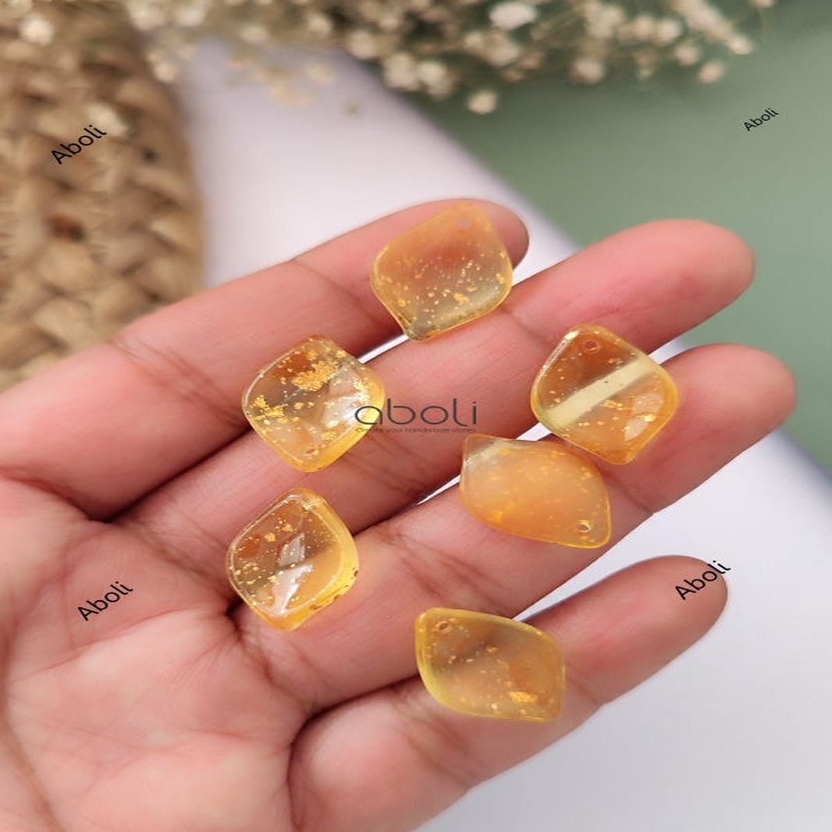 Leaf shaped glass beads FGBA7